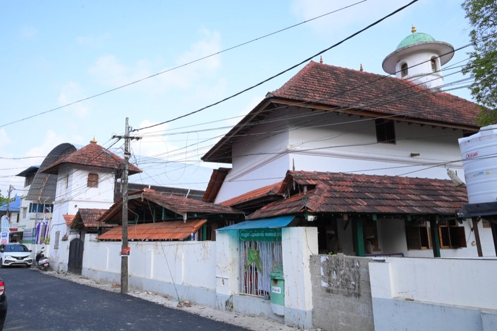 The Hashimiyya campus mosque on the street in Alappuzha